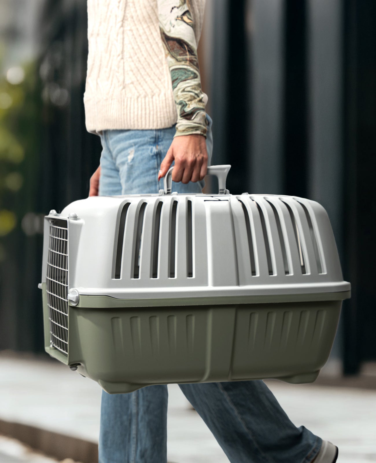 Caja de transporte de plástico reciclado con malla metálica.