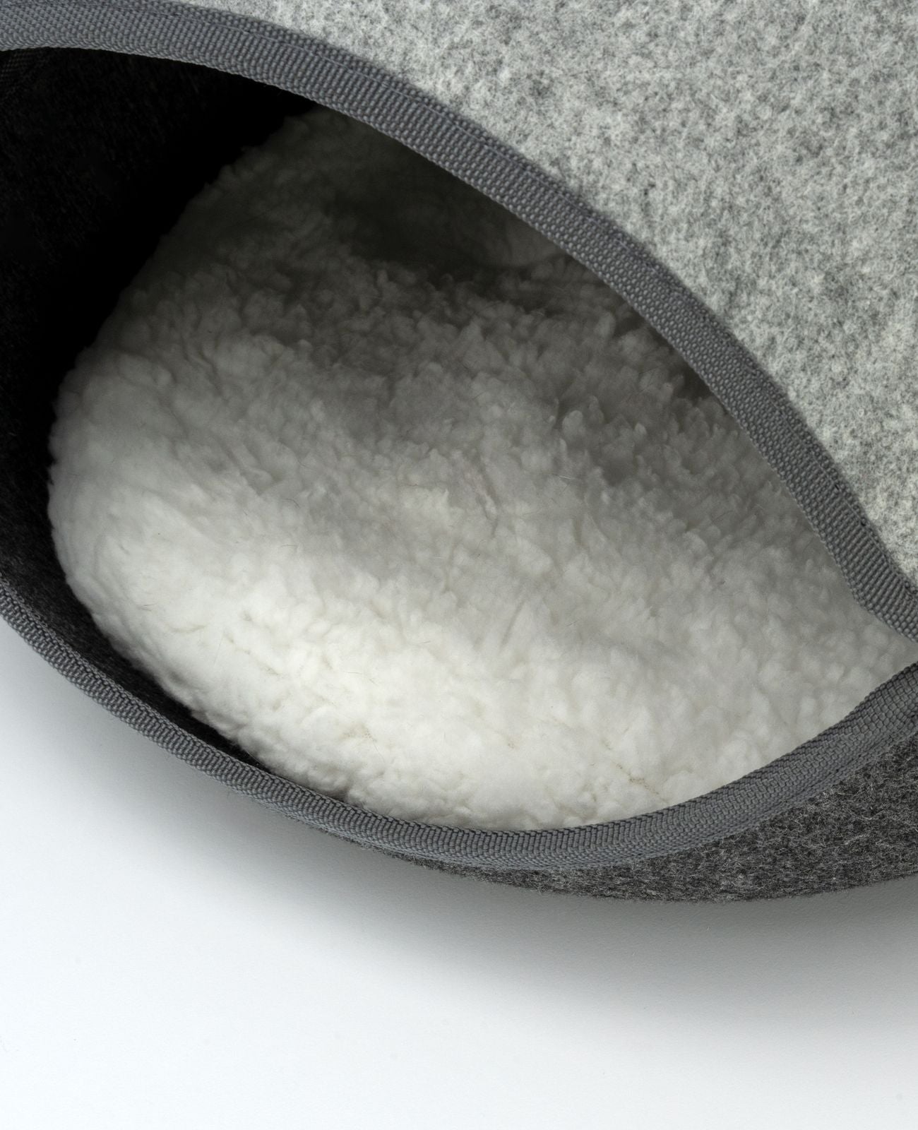 Cueva para gatos de fieltro con cojín suave